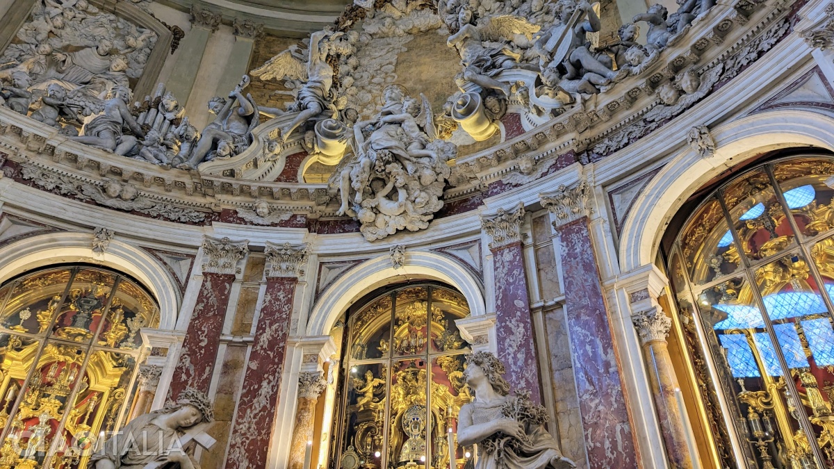 &Icirc;n nișele acoperite de geamuri sunt păstrate fragmente de moaște.