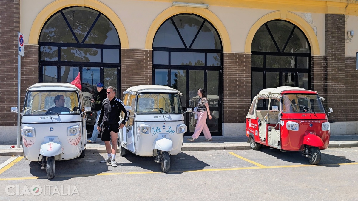 &Icirc;n fața gării, tuk-tuk-urile &icirc;și așteaptă turiștii.
