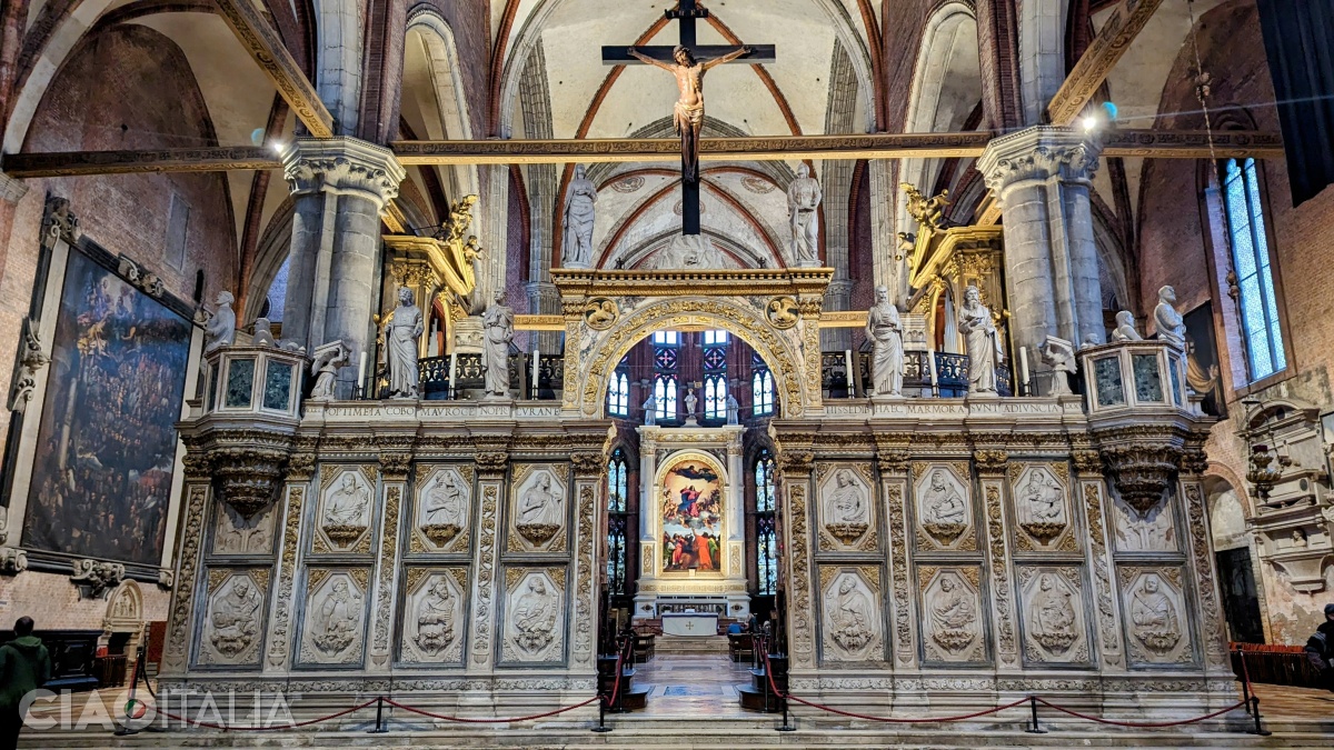 Prin arcada corului se vede cea mai faimoasă pictură păstrată în biserică.
