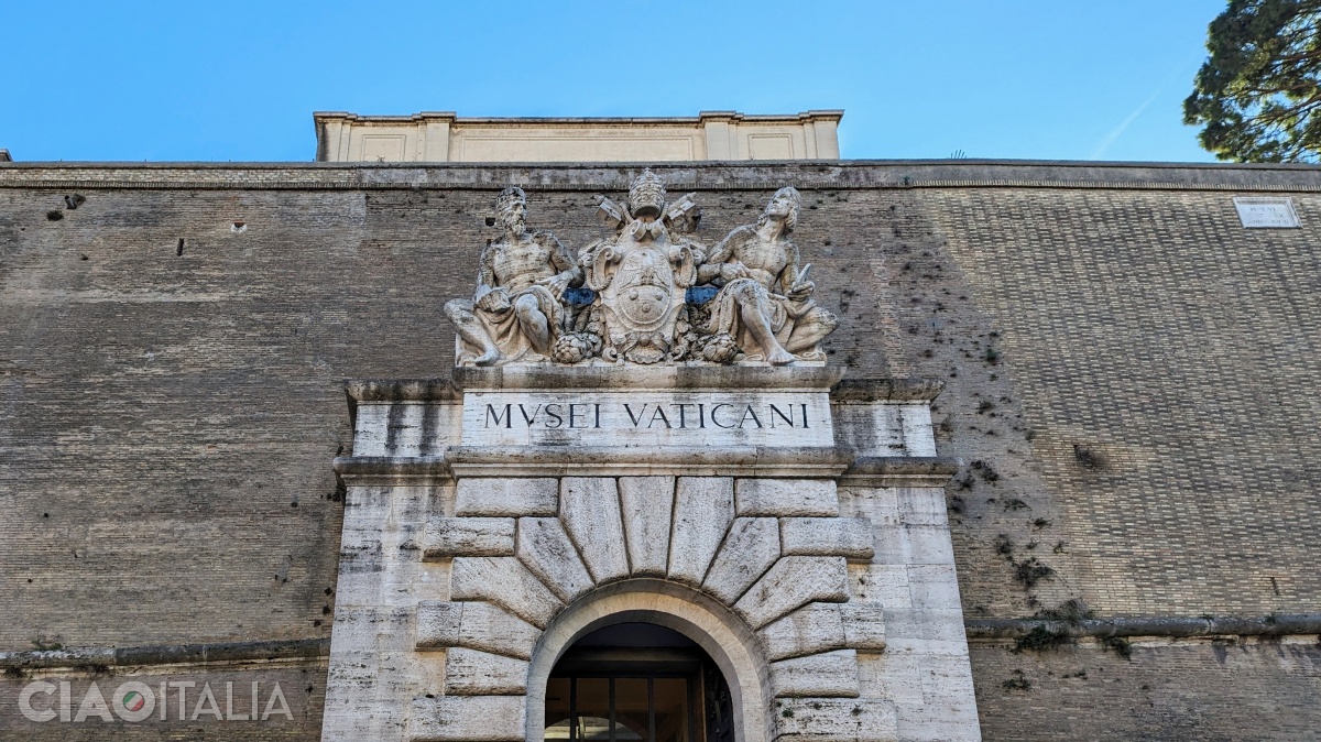 Zidurile dinspre Viale Vaticano