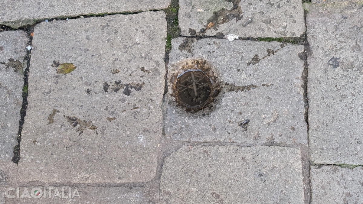 Urma din fața farmaciei Alle Due Colonne