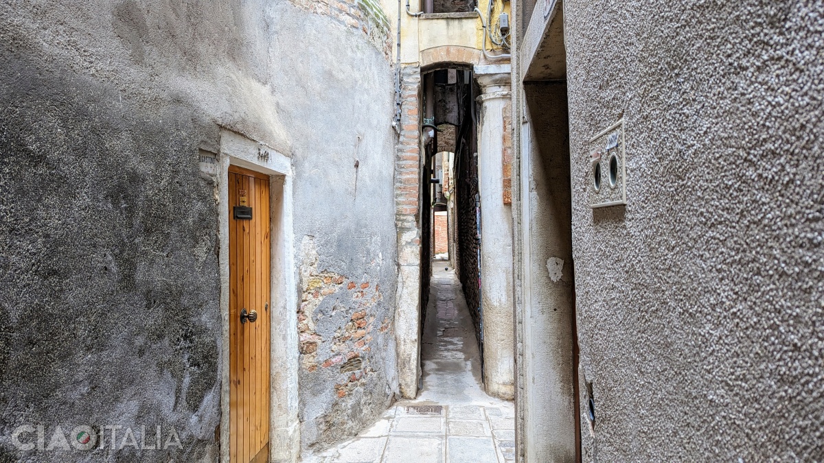 Partea cea mai îngustă din Calle Varisco începe de la coloana dinspre dreapta.