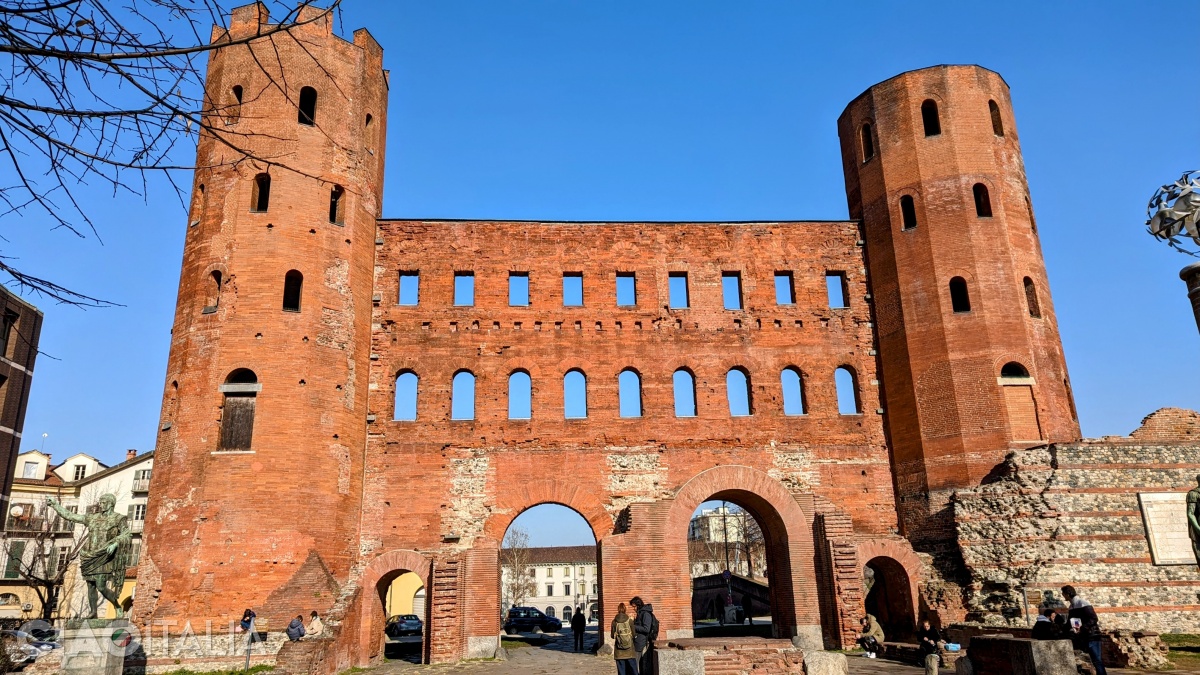 Porta Palatina se află în apropiere de Catedrală și de Muzeele Regale.