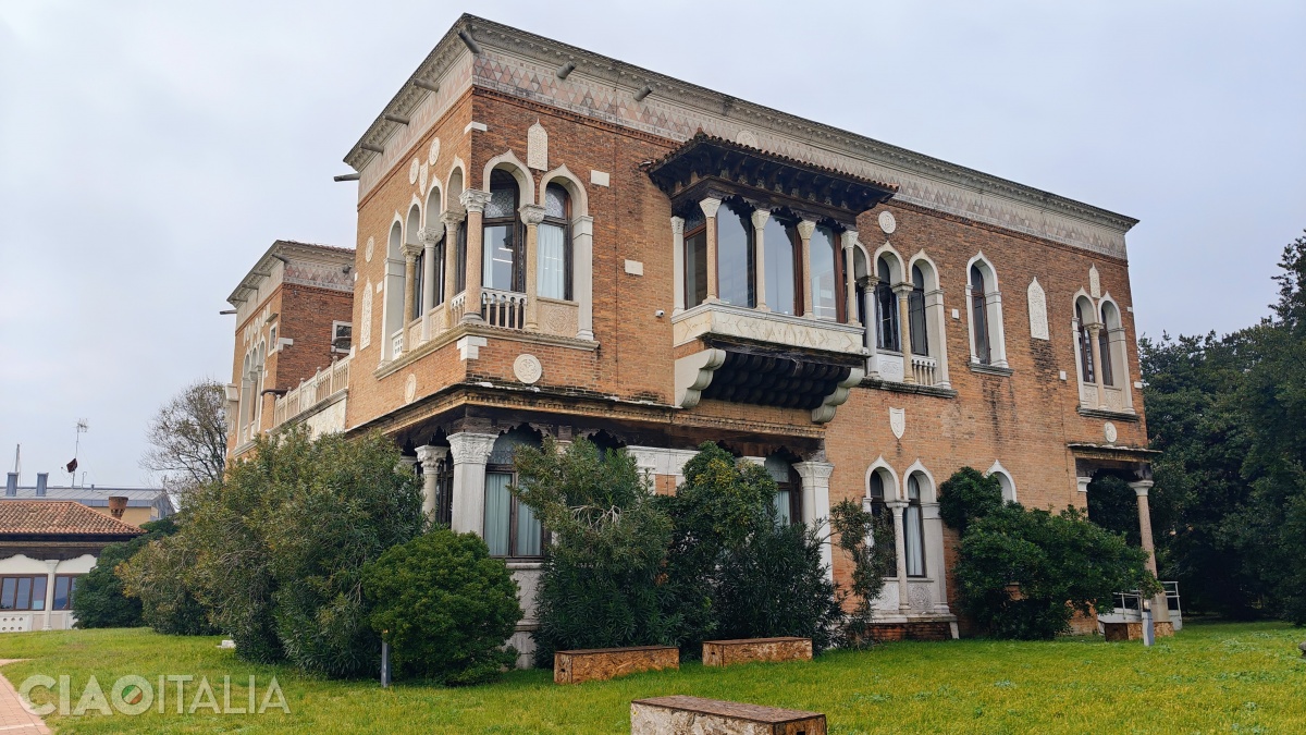 Poți face o plimbare &icirc;n grădinile vilei, care &icirc;n prezent este universitate.