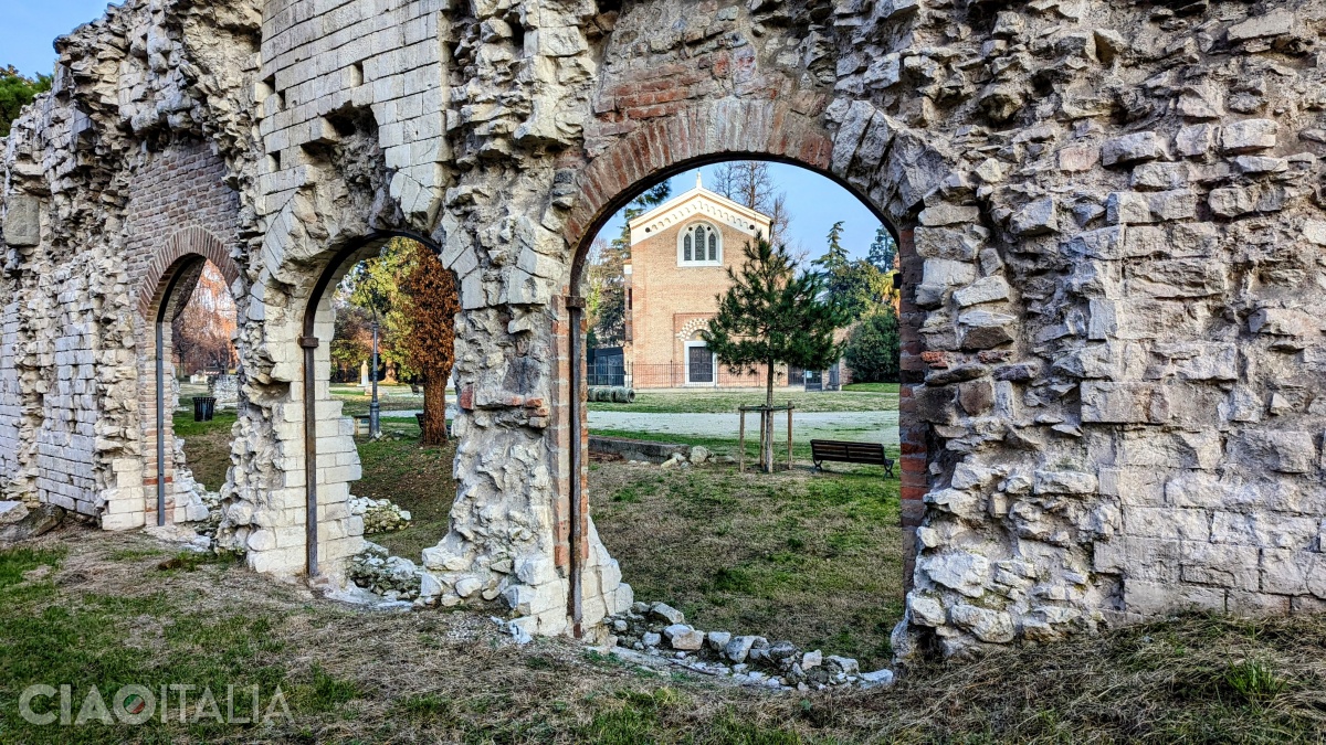 Cappella degli Scrovegni, văzută prin ruinele amfiteatrului roman din Padova