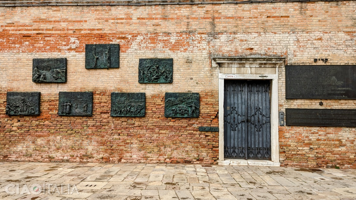Cele șapte plăcuțe din bronz au fost realizate de artistul lituanian Arbit Blatas (numele său este gravat în dreapta, jos).