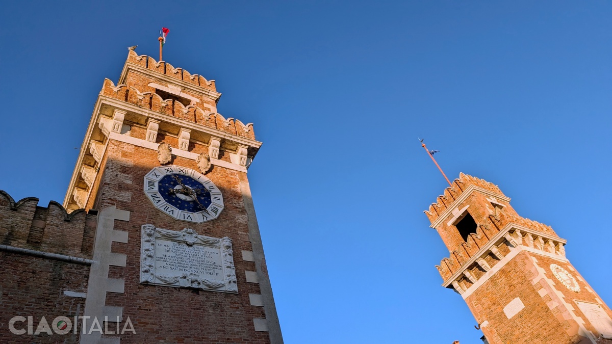 Turnul din stânga porții