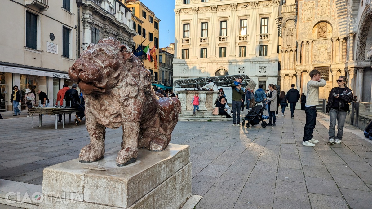 Statuia unuia dintre cei doi lei din piațetă