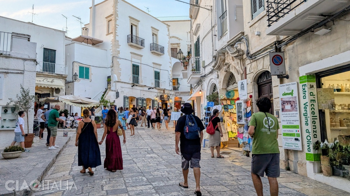 Via Cattedrale împarte în două centrul istoric din Ostuni.