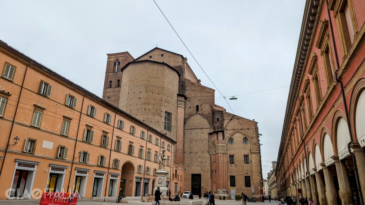 Piazza Galvani, cu statuia lui Luigi Galvani în mijloc. Pe fundal este partea din spate a Bazilicii San Petronio.