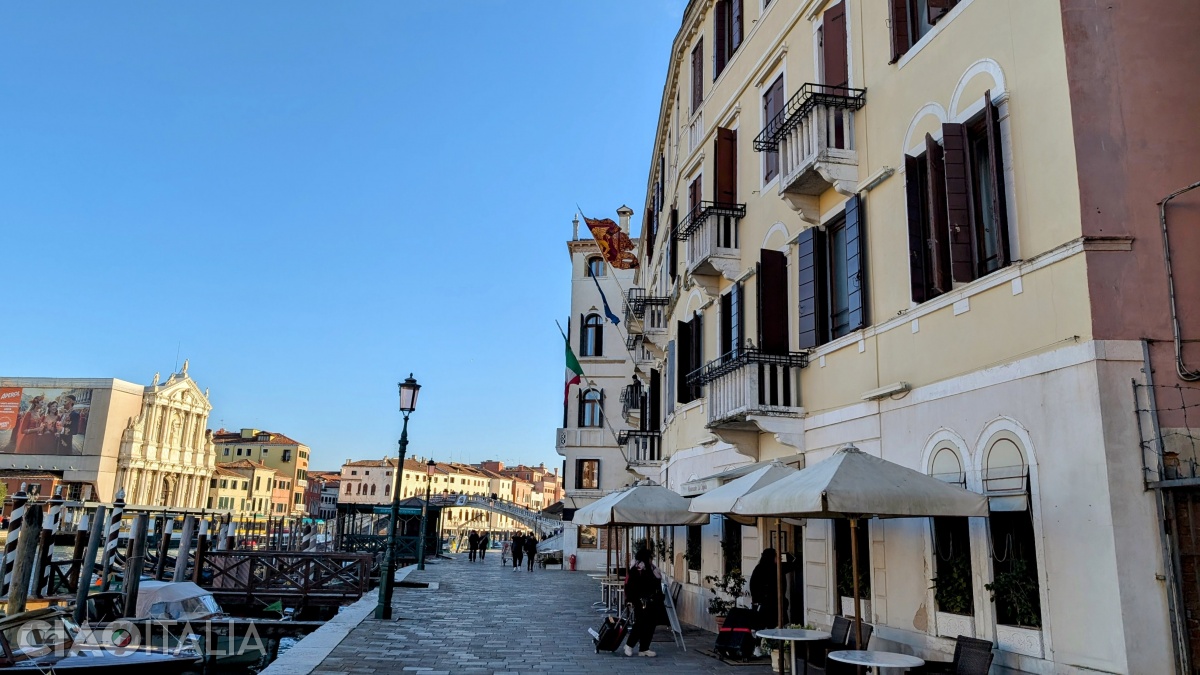 Hotelul Carlton on the Grand Canal este vizavi de gara din Veneția.