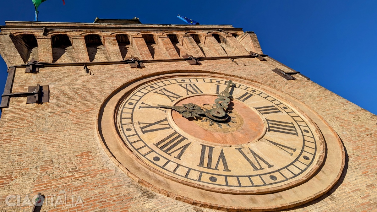 Ceasul de pe turn este unul dintre cele mai mari din Italia.