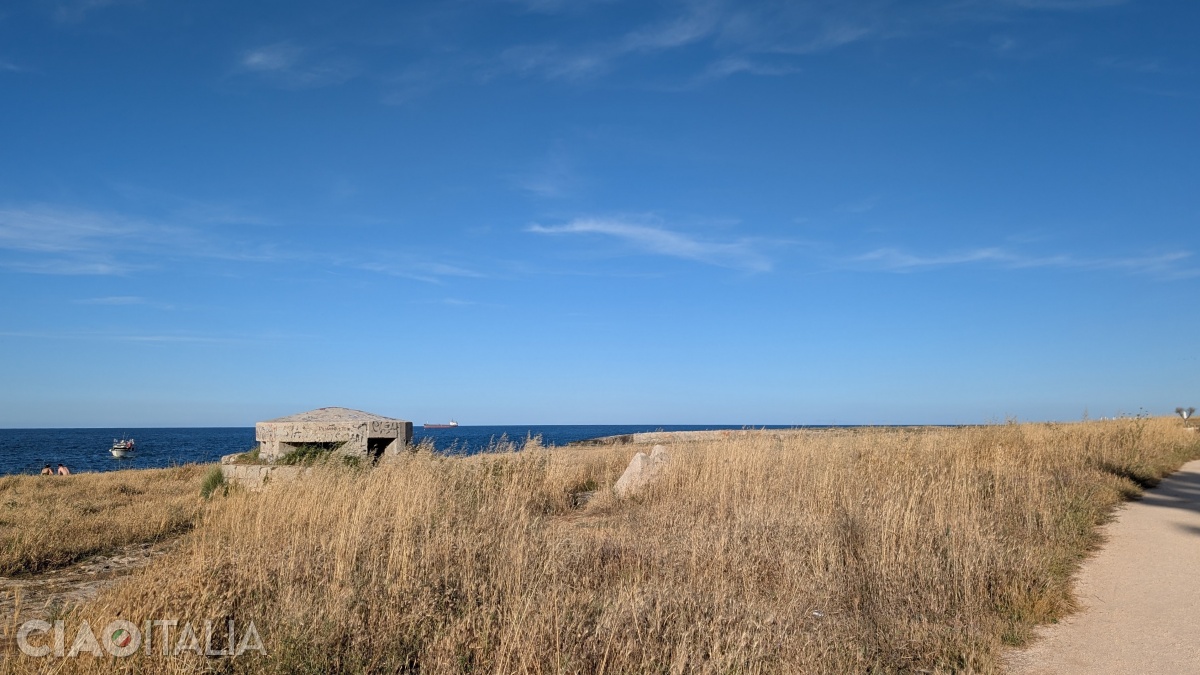 Drumul spre Porto Nero trece pe lângă un vechi buncăr din beton.