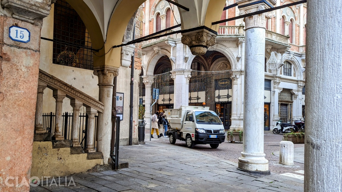 Coloana lipsă din Piazza della Frutta a dat naștere unei legende urbane.