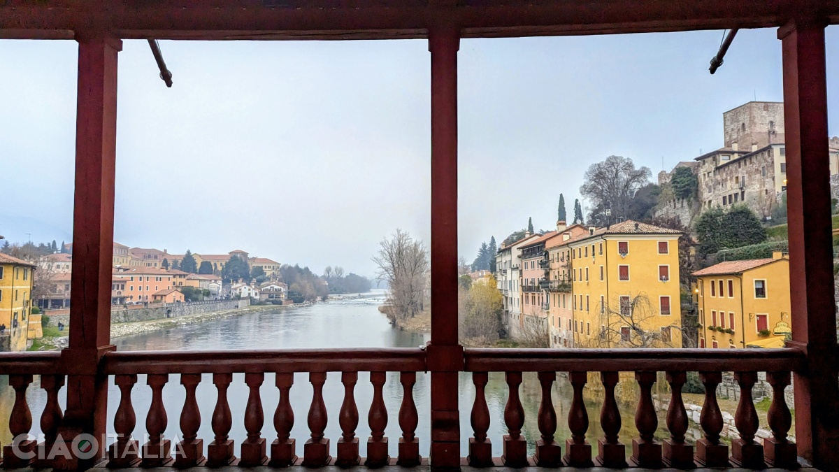 Podul actual a fost construit din lemn, &icirc;n anul 1949, după proiectul lui Palladio din sec. al XVI-lea.
