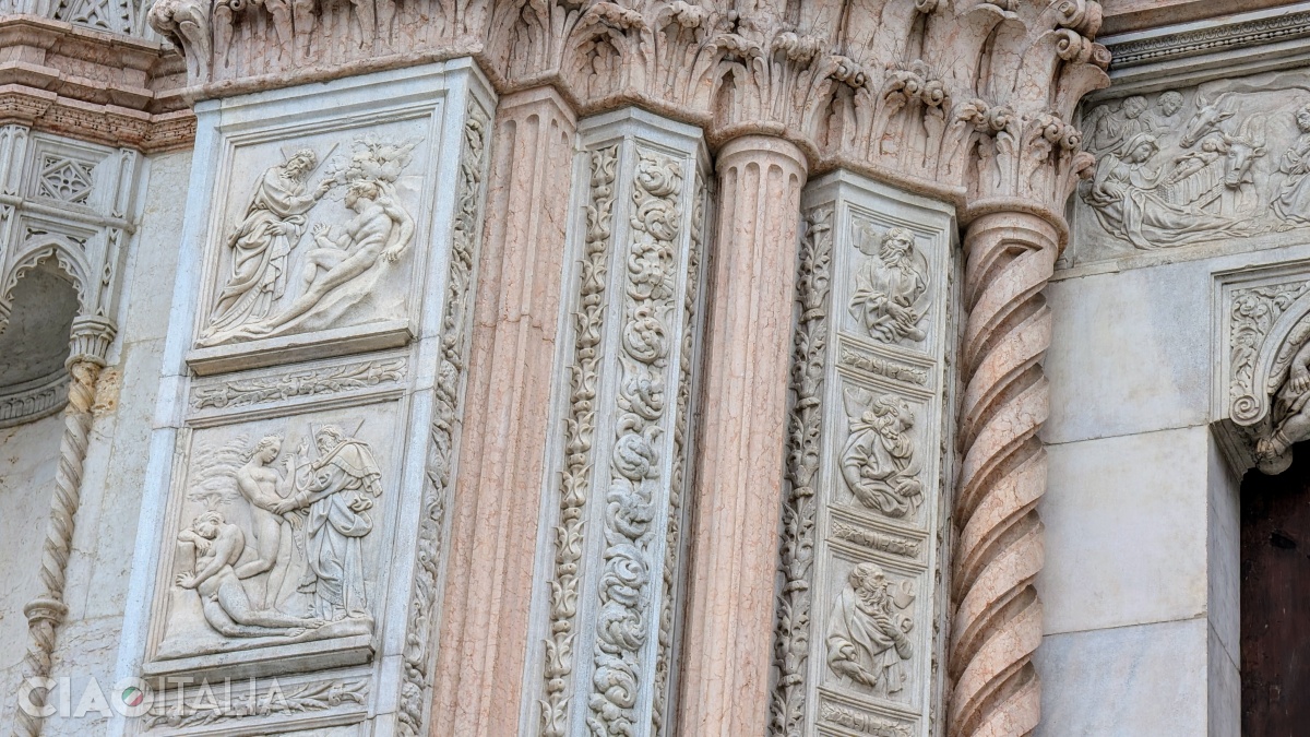 Basoreliefurile din stânga intrării l-au influențat pe Michelangelo la realizarea Capelei Sixtine.