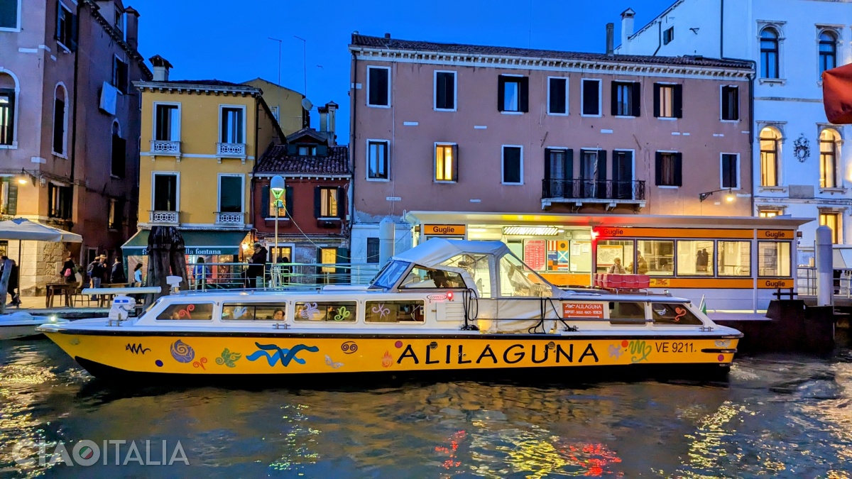 Navele companiei Alilaguna asigură legătura între Veneția și Aeroportul Marco Polo