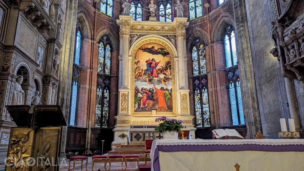Opera "Înălțarea Fecioarei" a lui Tizian se află deasupra altarului principale din Basilica dei Frari.