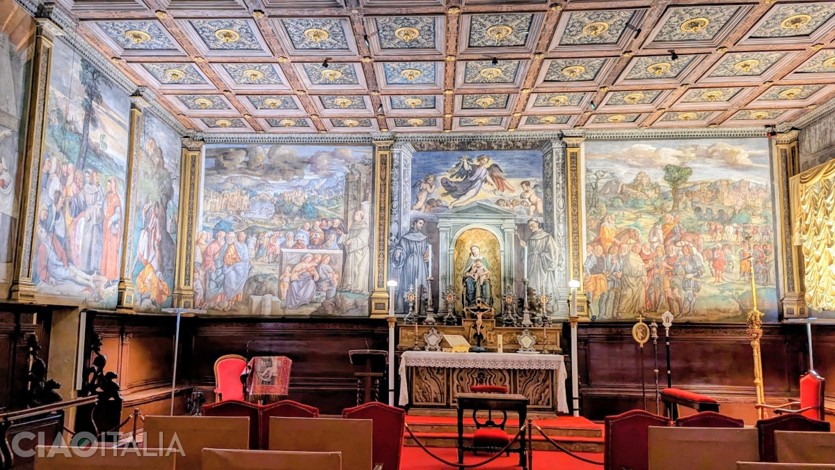 Sala de la primul etaj este decorată cu scene din viața sf&acirc;ntului și are un tavan casetat.