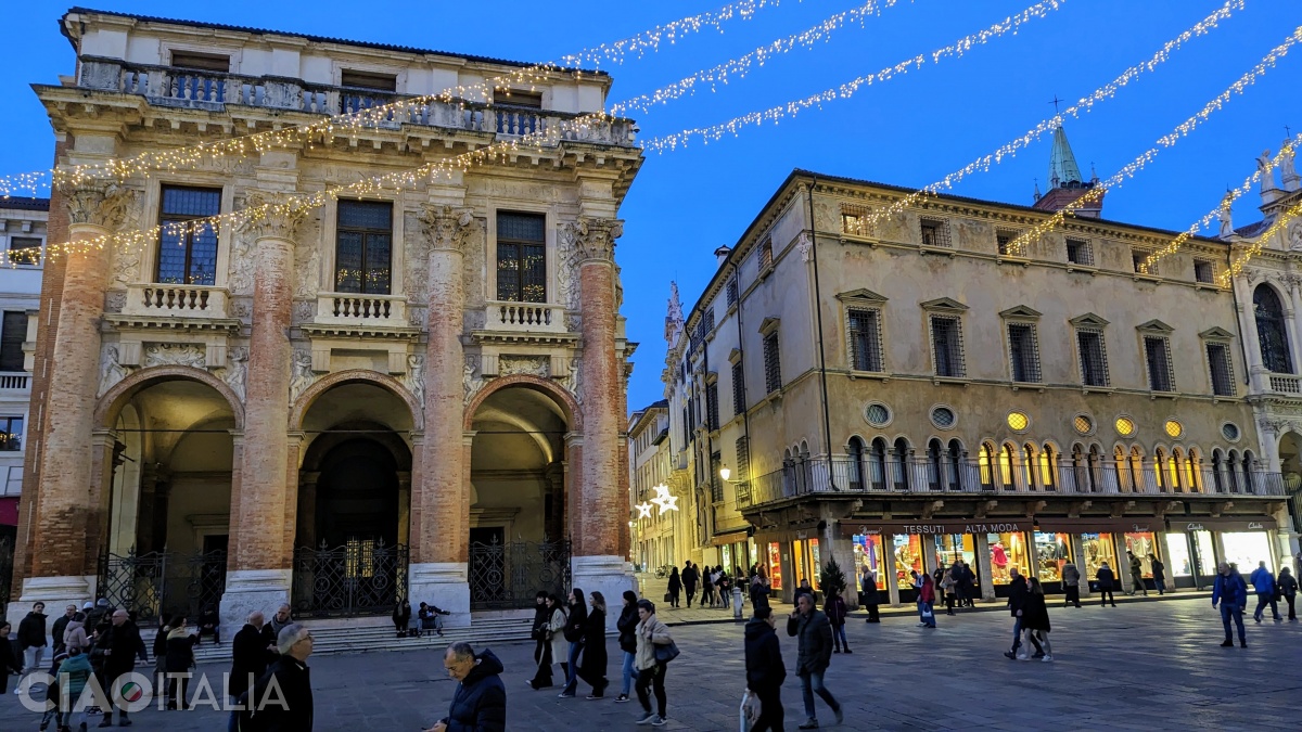 Loggia del Capitaniato (st&acirc;nga)