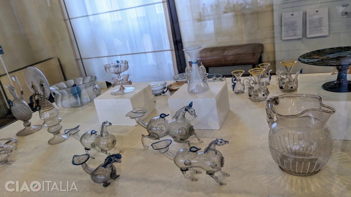 Obiecte de sticlă realizate de meșterii din Murano în sec. al XVI-lea.