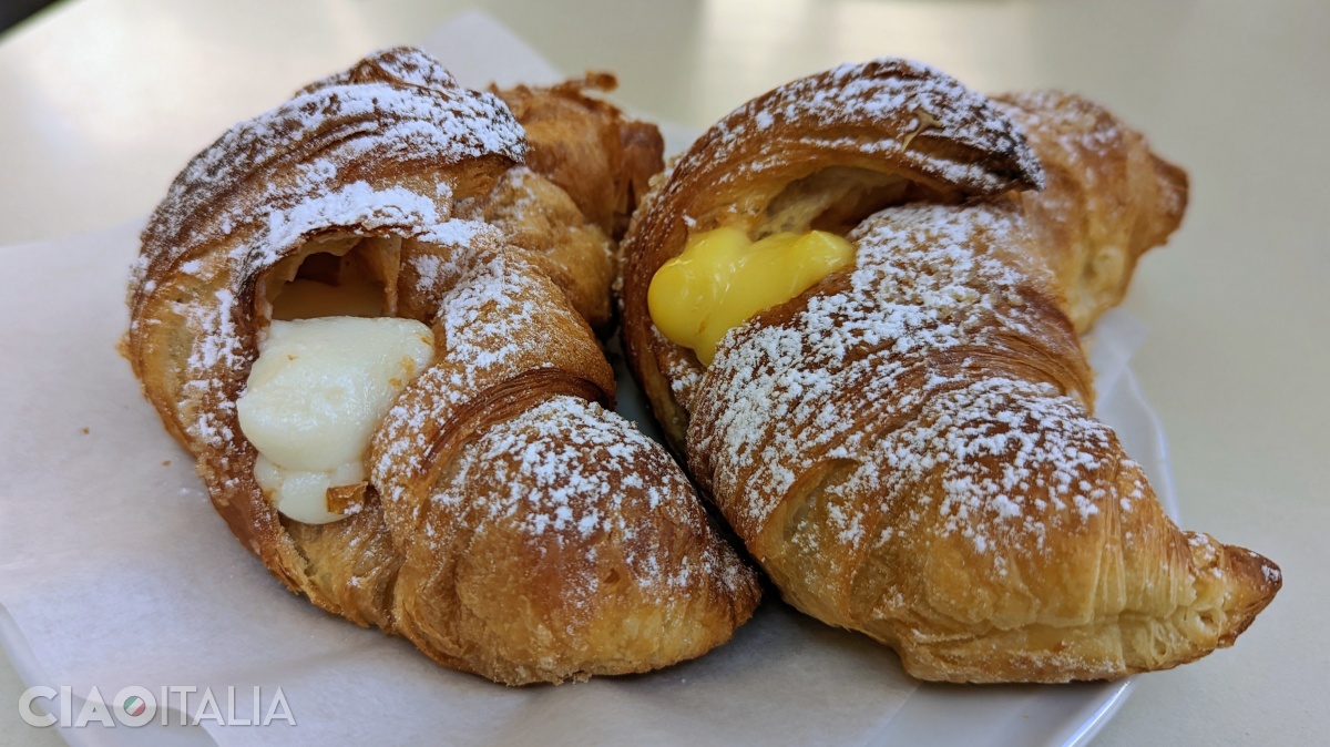 Croissantele, simple sau umplute, sunt aproape nelipsite de la micul dejun din Italia.