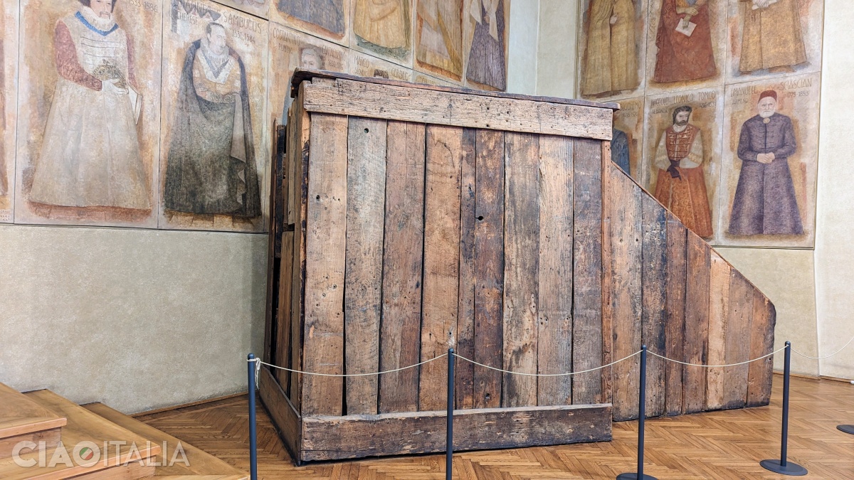 Pupitrul lui Galileo Galilei (portretul lui Constantin Cantacuzino este &icirc;n spatele său, al patrulea din st&acirc;nga)