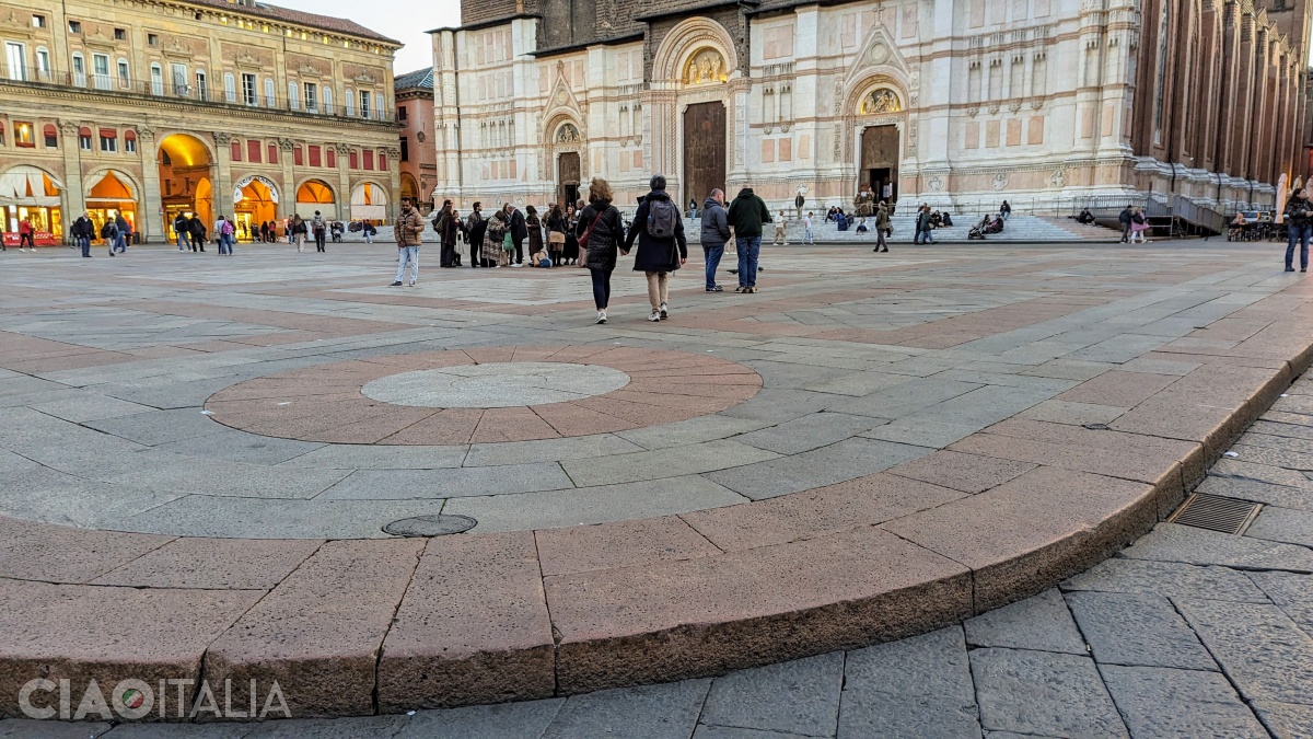Il Crescentone este o platformă pietonală din granit.