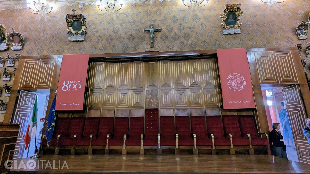 Deasupra scaunului din centru este scris sloganul Universității din Padova: "Universa Universis Patavina Libertas"