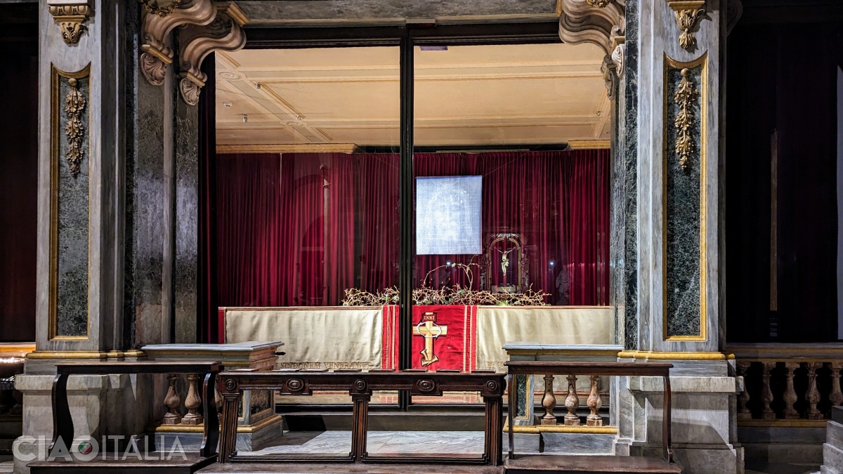 Giulgiul din Torino este adăpostit de ultima capela din partea stângă a Domului.