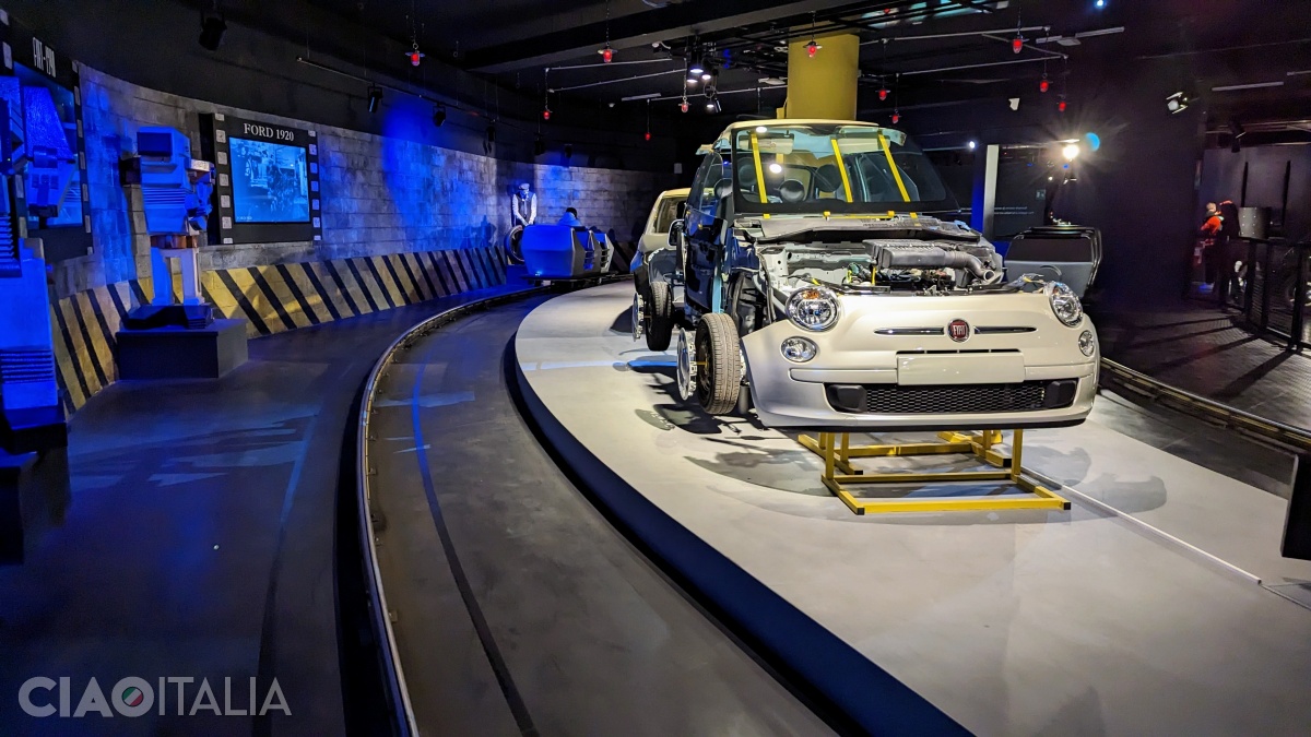 Urcându-te în trenulețul din muzeu, vei descoperi diferitele faze ale producției unui Fiat 500.