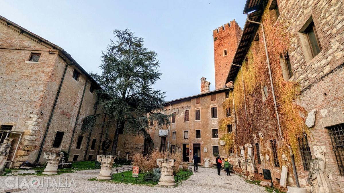 Teatrul Olimpic se află &icirc;ntr-un complex din perioada medievală.