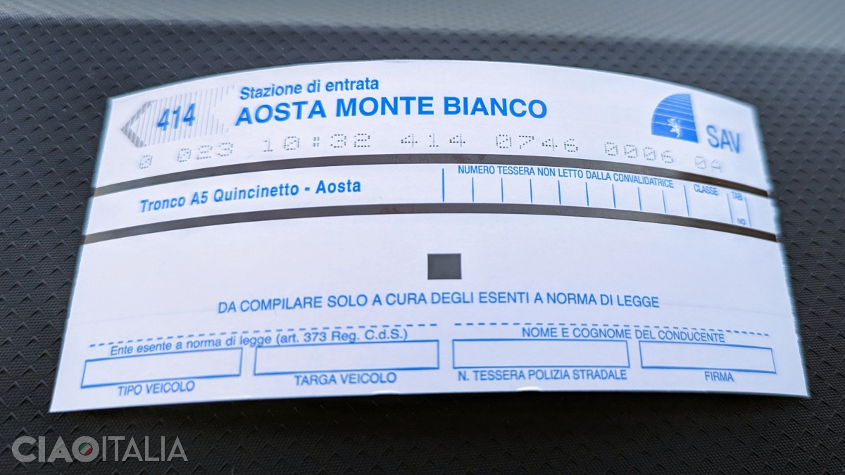 Tichet de intrare pe autostrada din Valea Aosta (se achită cu card sau numerar la stațiile de taxare).