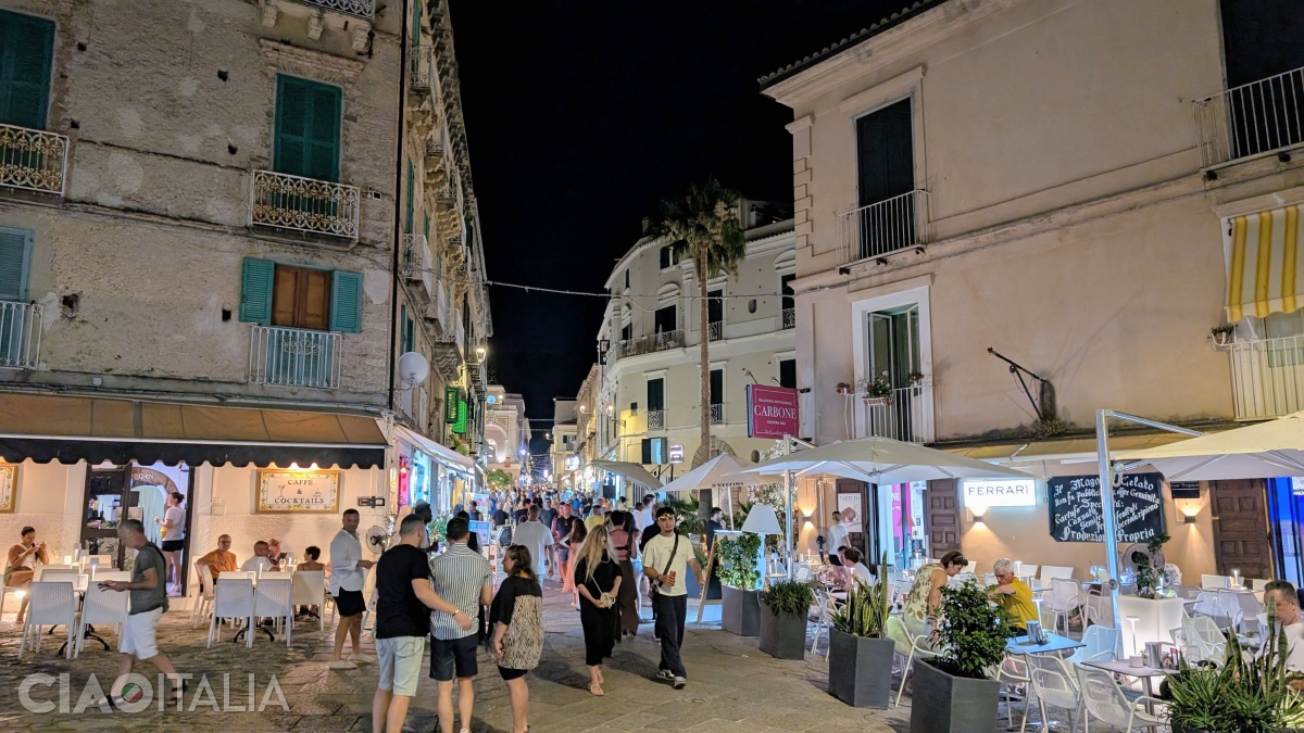 Centrul istoric din Tropea este foarte animat, în special în timpul serii.