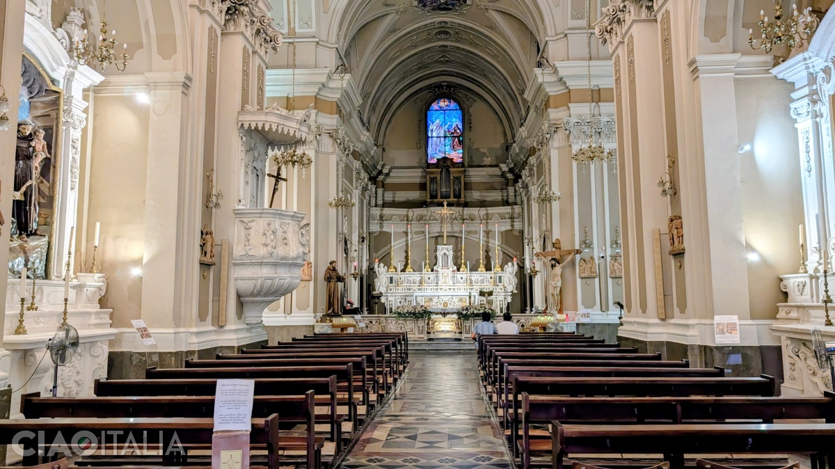 Interiorul Bisericii San Francesco d'Assisi