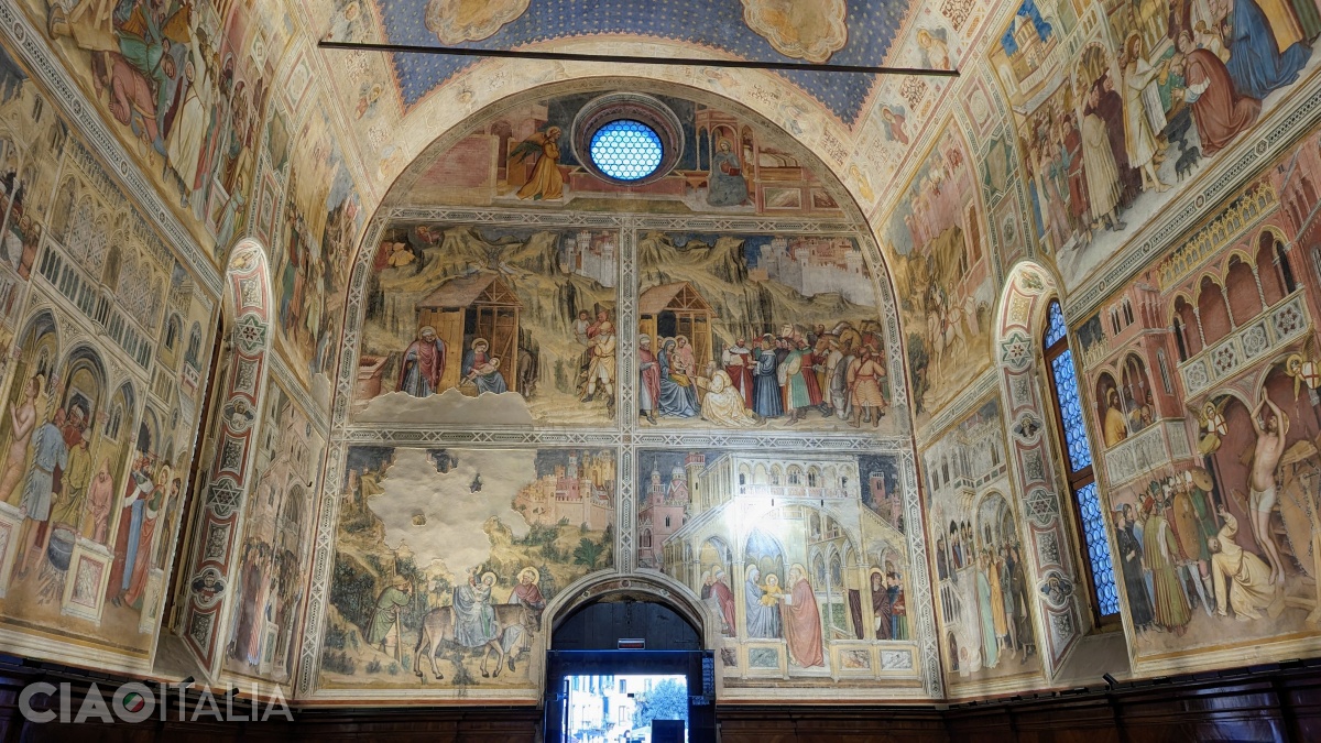 Pe peretele de la intrare sunt scene din viața lui Iisus.