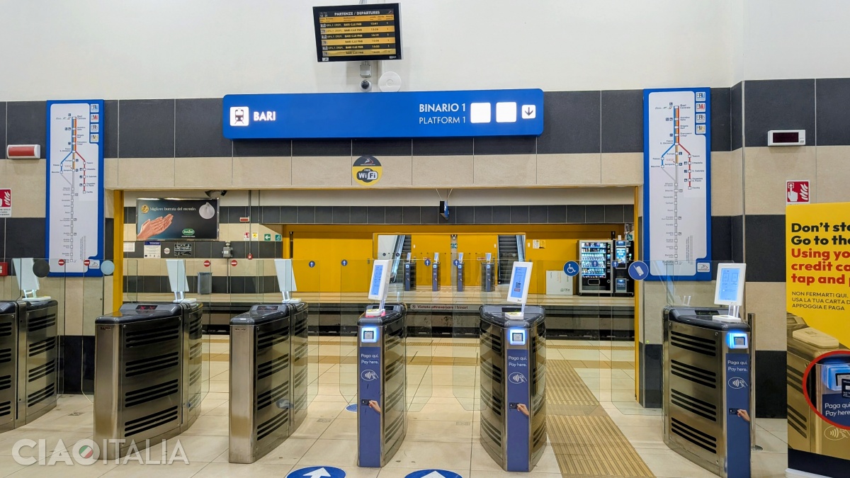 Poți plăti călătoria cu trenul folosind cardul la intrarea și la ieșirea din gară.