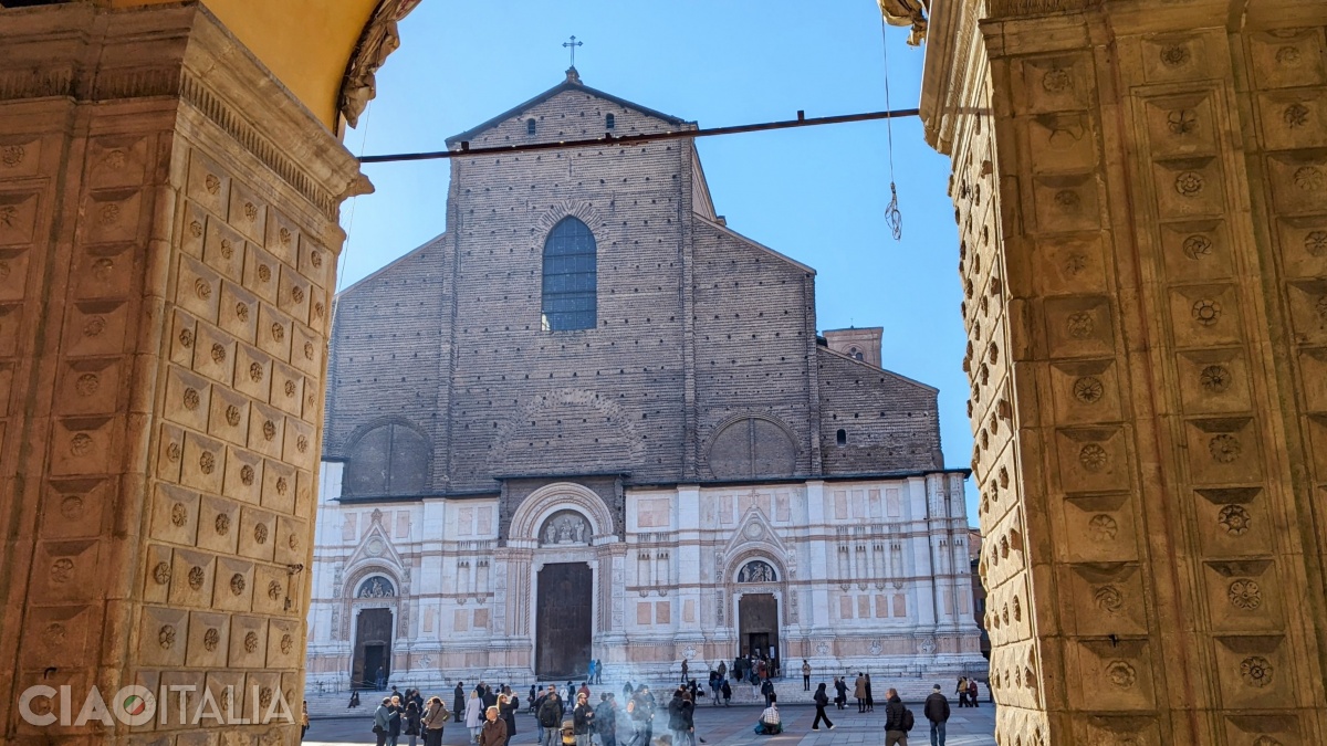 Bazilica San Petronio văzută de sub coloanele decorate cu flori ale Palatului del Podestà