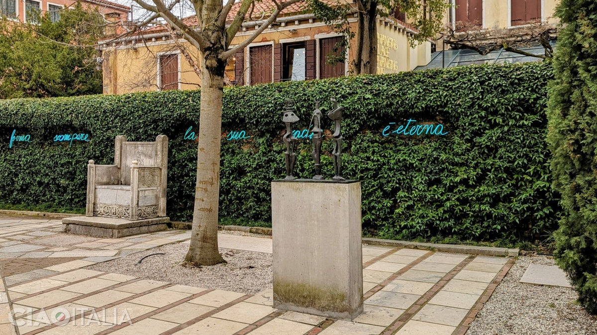 Henry Moore - Trei figuri în picioare (1953)