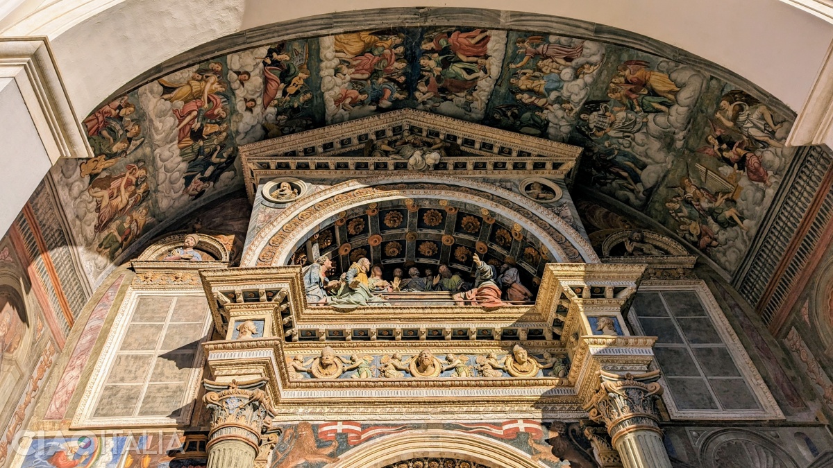 Intrarea renascentistă, cu fresce și statui de teracotă