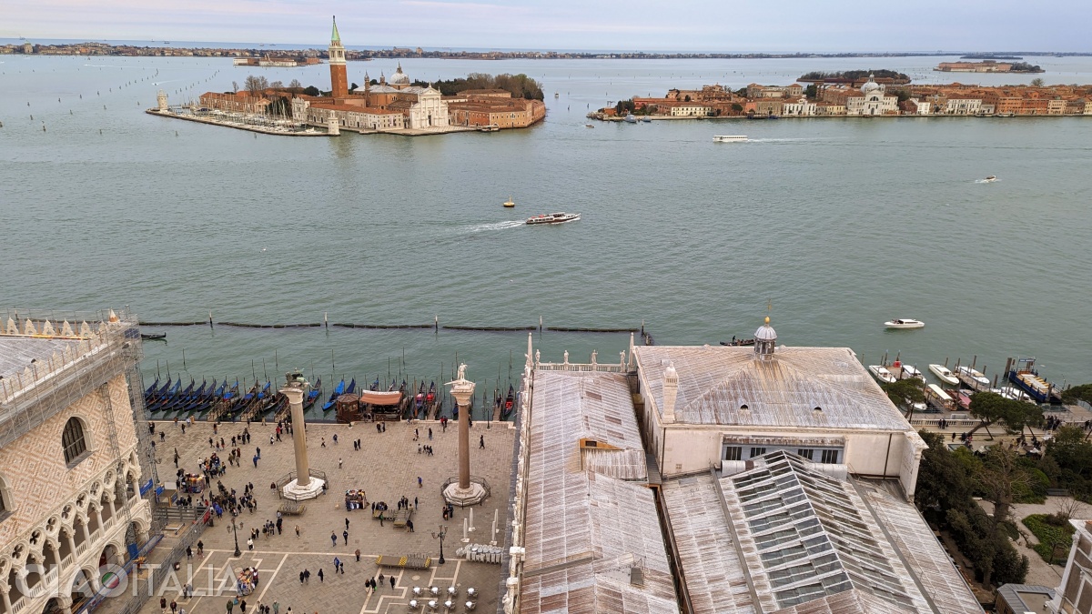 Vederea din Campanila San Marco spre insulele San Giorgio Maggiore și Giudecca.