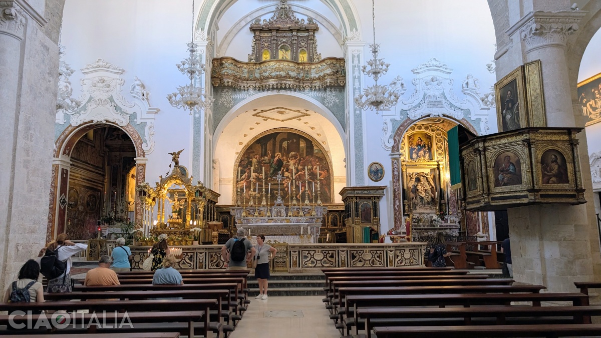 Capela San Vito se găsește deasupra altarului principal.