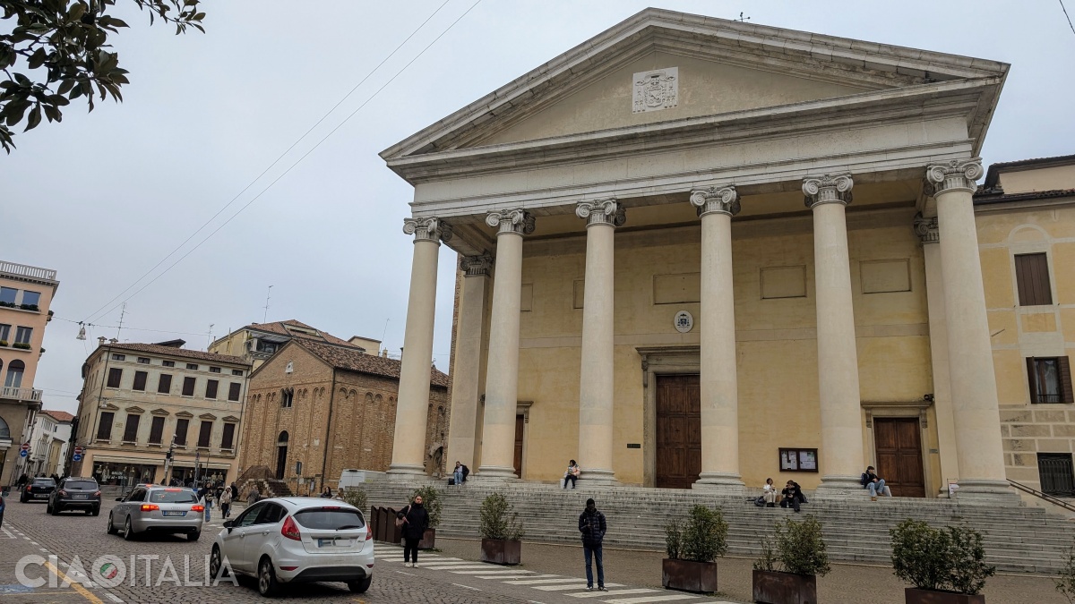 Fațada Domului din Treviso este în stil neoclasic.