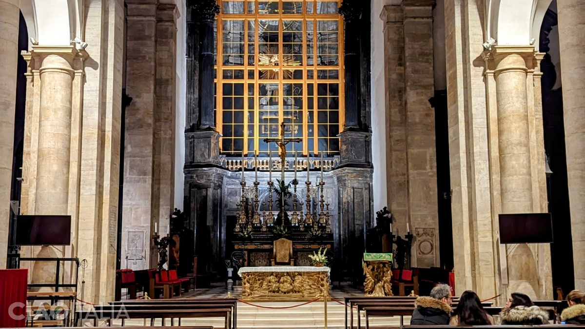 În spatele altarului, dincolo de geam, se vede Capela Giulgiului, astăzi parte din Complexul Muzeelor Regale.