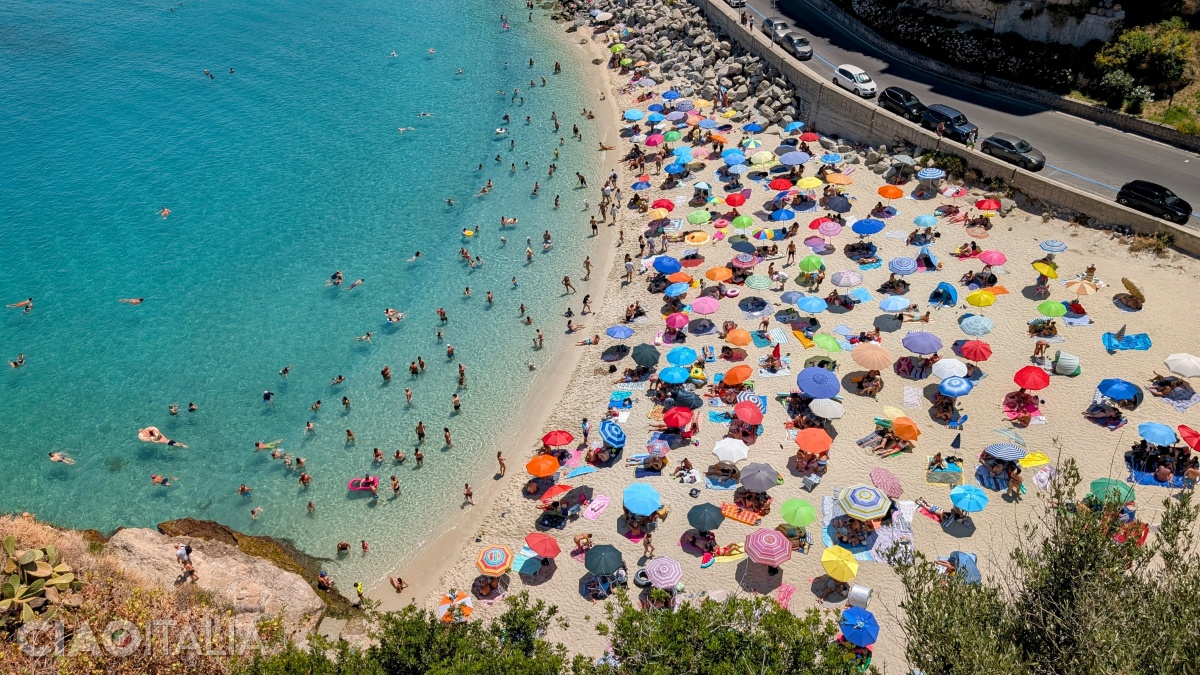 Plaja Mare Piccolo se află la baza stâncii pe care este Biserica Santa Maria dell'Isola.