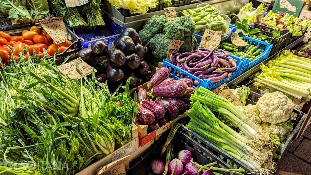 Admiră tarabele cu fructe și legume din Quadrilatero.