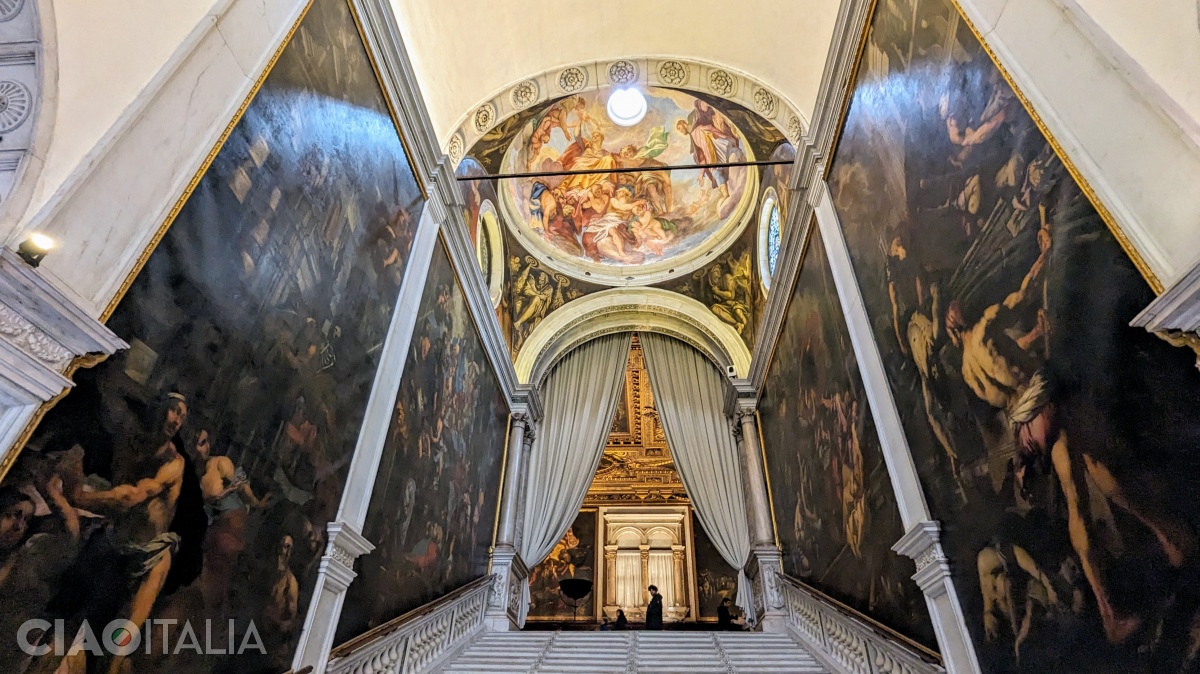 Scara este mărginită de picturile lui Pietro Negri, în stânga ("Fecioara salvează Veneția de ciumă") și Antonio Zanchi, în dreapta ("Fecioara le apare celor bolnavi de ciumă").