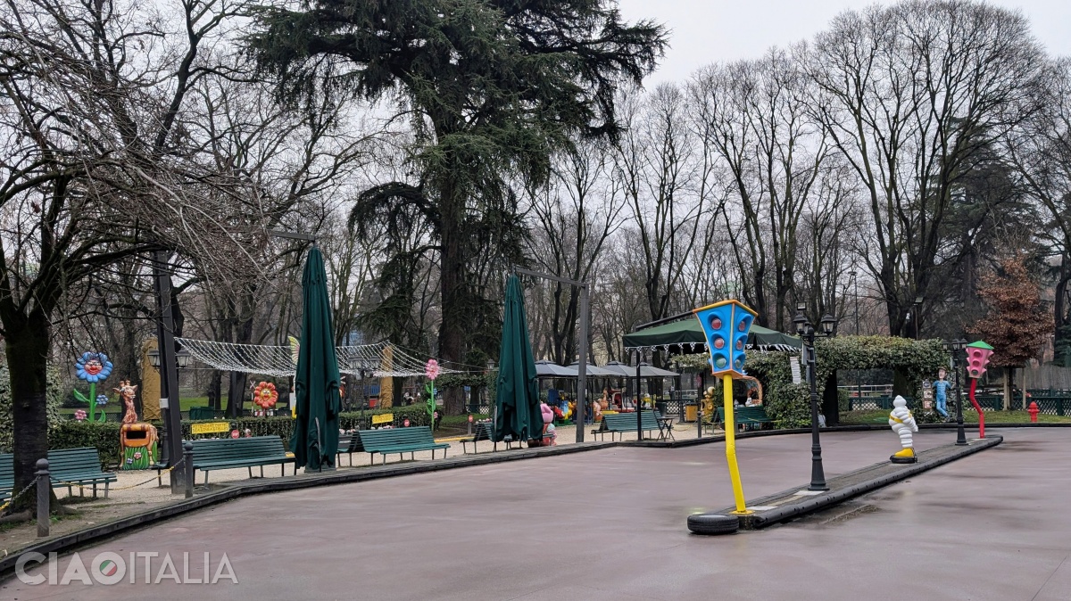 Caută zona de joacă din Parcul Sempione.