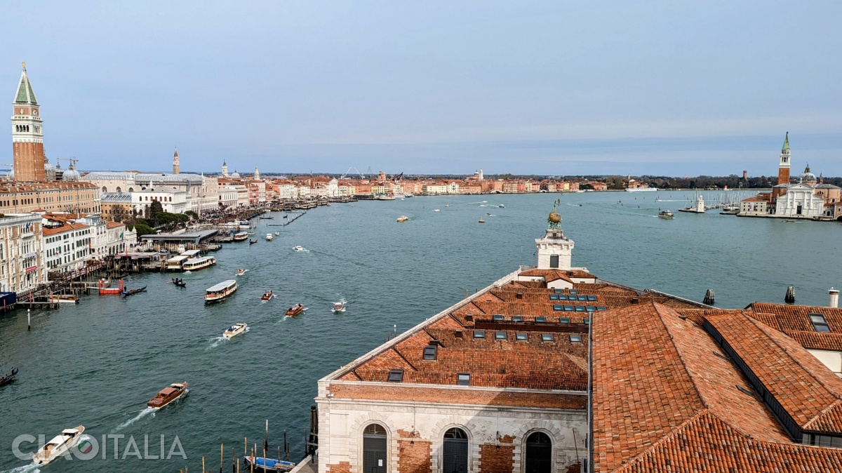 Vederea din Biserica Santa Maria della Salute spre Bazinul San Marco.