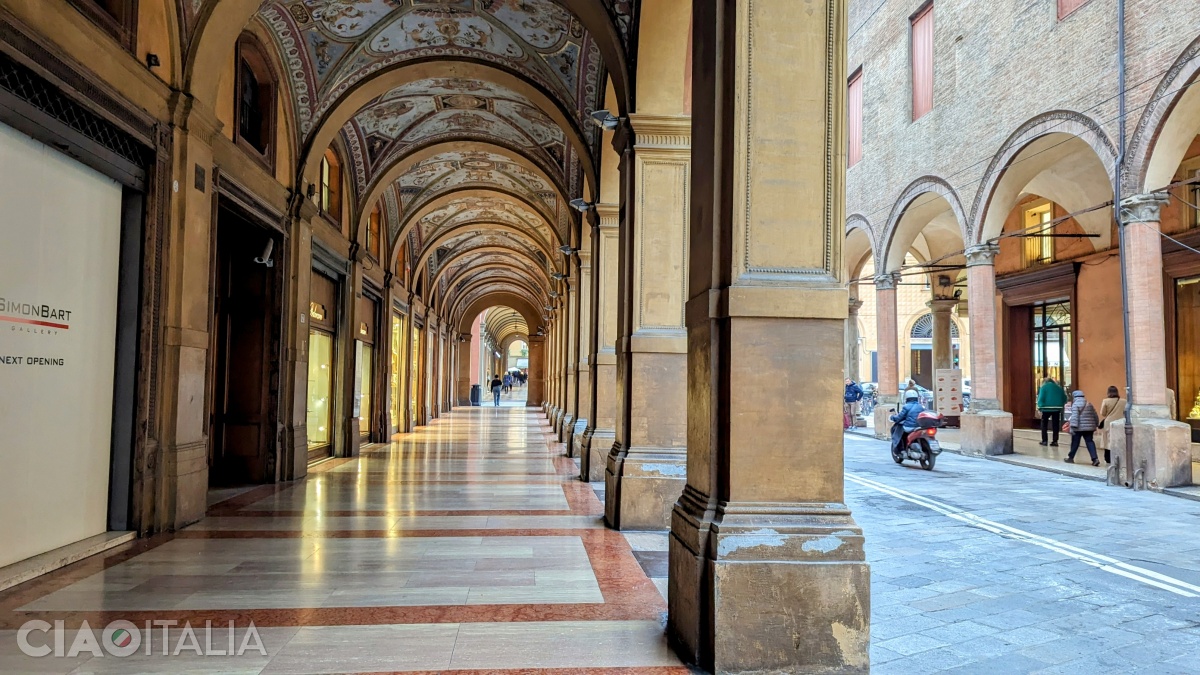 Se spune că prin Bologna poți să te plimbi ore întregi fără să fii deranjat de ploaie.